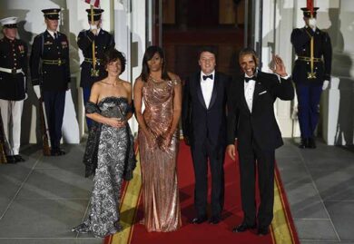 Renzi nababbo in vacanza sullo yacht: tuffi a bomba con linea discutibile