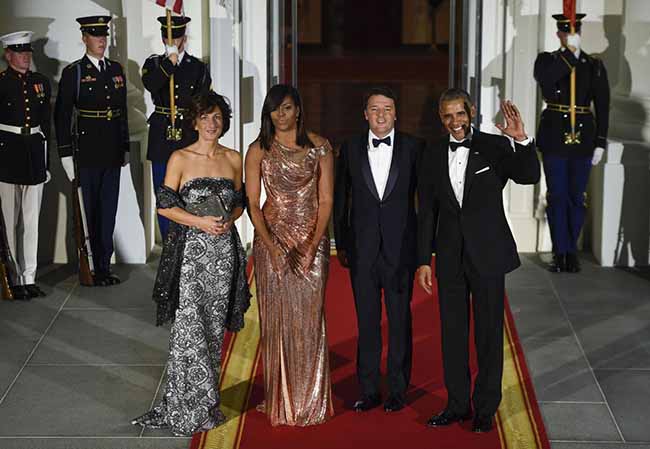 Renzi nababbo in vacanza sullo yacht: tuffi a bomba con linea discutibile Renzi nababbo in vacanza sullo yacht: tuffi a bomba con linea discutibile