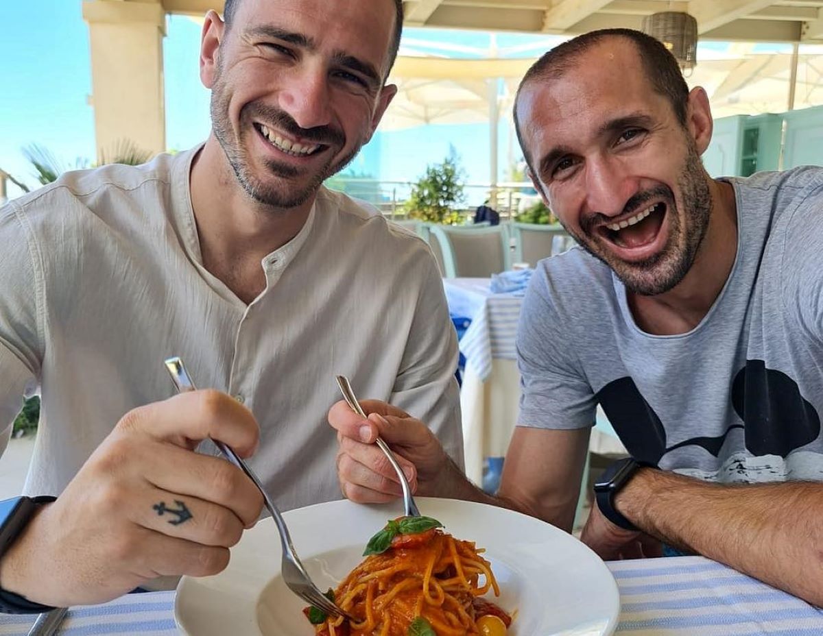 Bonucci-Chiellini mangiano pastasciutta ma il consumo in Uk è calato del 25%