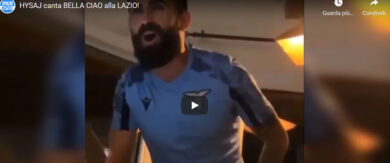 Hysaj canta Bella Ciao col pugno alzato. Insulti da tifosi della Lazio