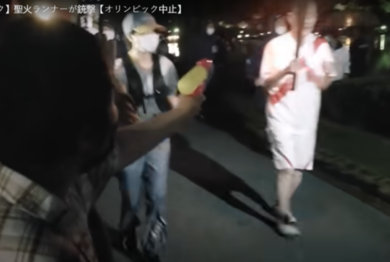 Tenta di spegnere la torcia olimpica con una pistola a acqua: arrestata. VIDEO