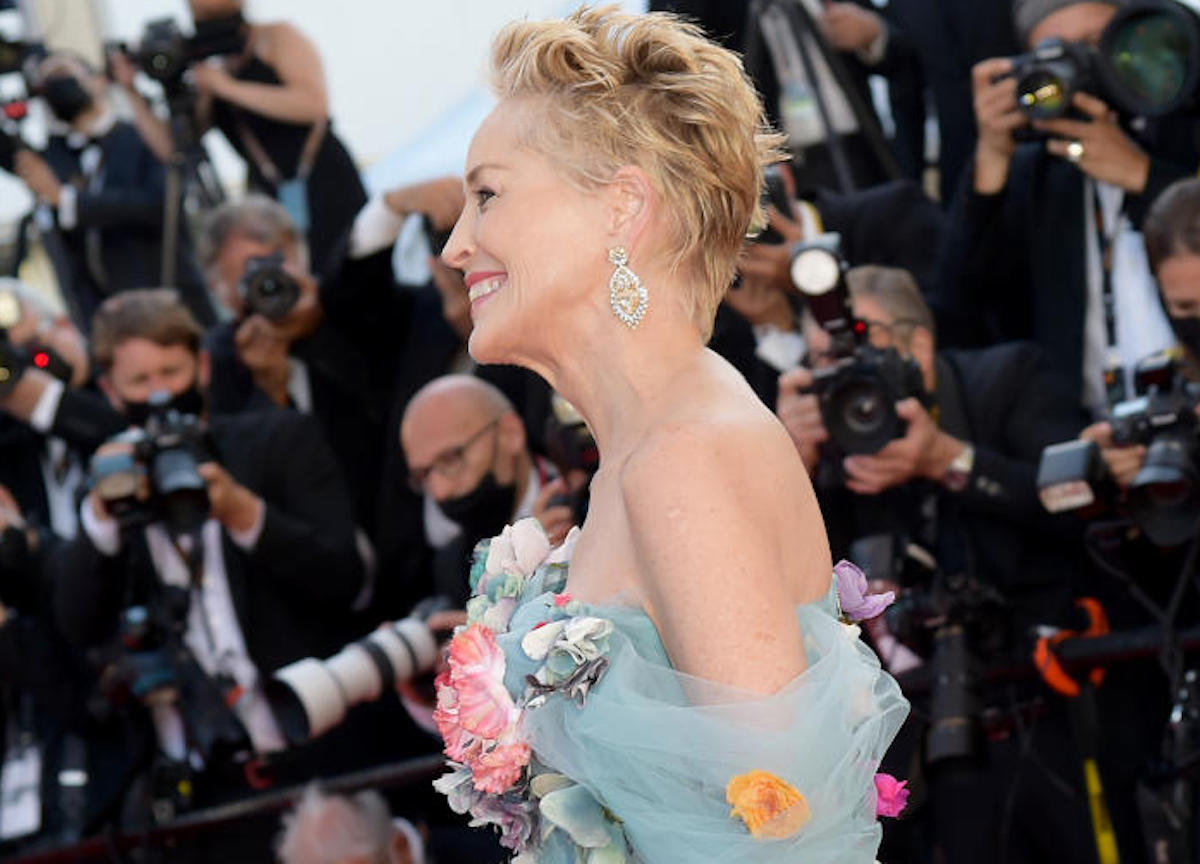 Sharon Stone sputa la gomma da masticare e lui se la mette in bocca. VIDEO Sharon Stone sputa la gomma da masticare e lui se la mette in bocca. VIDEO