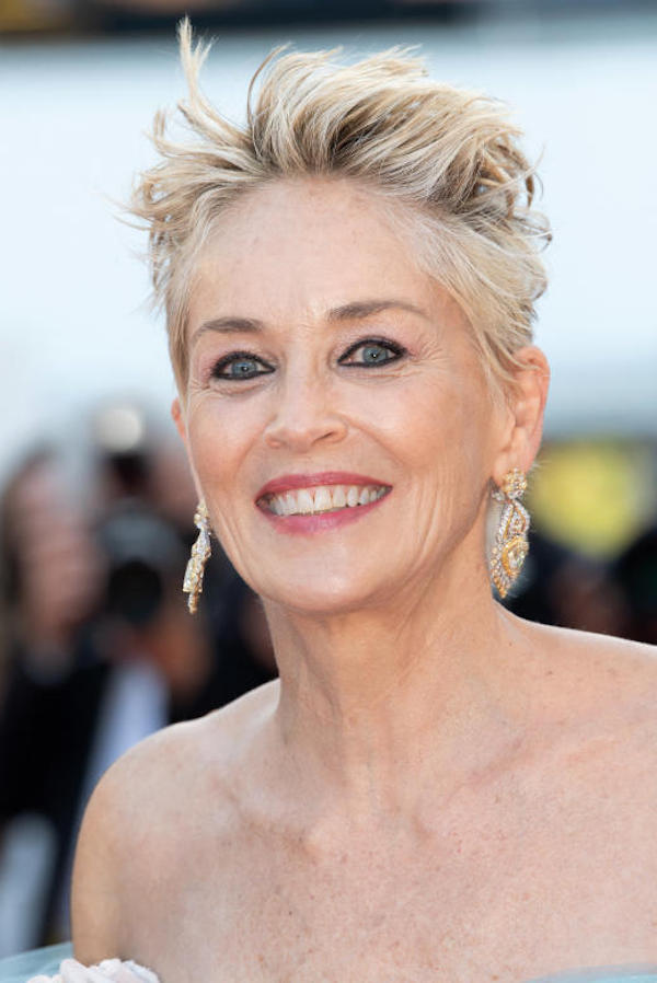 Sharon Stone sputa la gomma da masticare e lui se la mette in bocca. VIDEO Sharon Stone sputa la gomma da masticare e lui se la mette in bocca. VIDEO