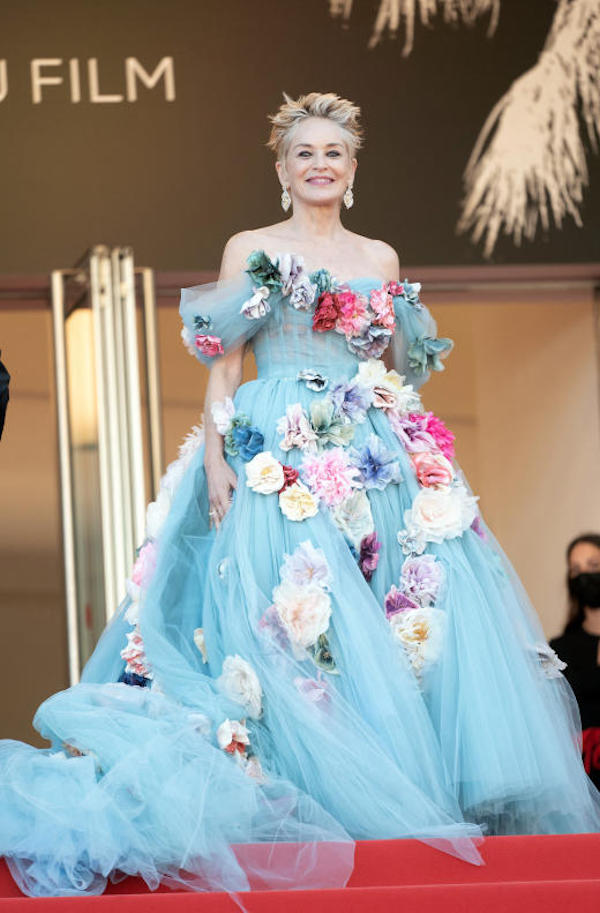 Sharon Stone sputa la gomma da masticare e lui se la mette in bocca. VIDEO Sharon Stone sputa la gomma da masticare e lui se la mette in bocca. VIDEO