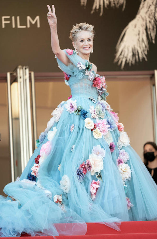 Sharon Stone sputa la gomma da masticare e lui se la mette in bocca. VIDEO Sharon Stone sputa la gomma da masticare e lui se la mette in bocca. VIDEO