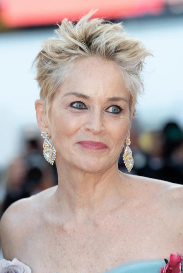 Sharon Stone sputa la gomma da masticare e lui se la mette in bocca. VIDEO Sharon Stone sputa la gomma da masticare e lui se la mette in bocca. VIDEO