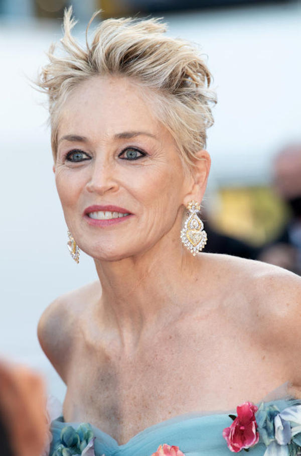 Sharon Stone sputa la gomma da masticare e lui se la mette in bocca. VIDEO Sharon Stone sputa la gomma da masticare e lui se la mette in bocca. VIDEO