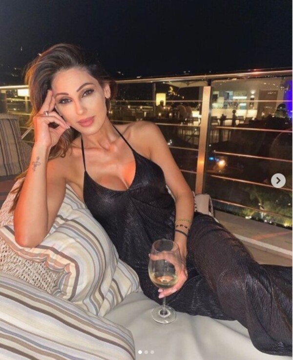 Anna Tatangelo, esce il nuovo singolo: pose sexy e fisico pazzesco. GALLERY