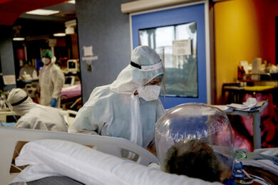 Variante Delta, carica virale 1260 volte più forte. “Over 80 vaccinati, gravi”