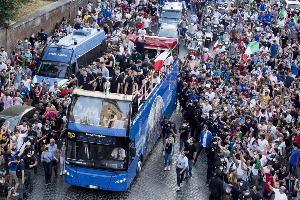 Roma: boom di contagi Covid dopo la parata della nazionale sul pullman Roma: boom di contagi Covid dopo la parata della nazionale sul pullman