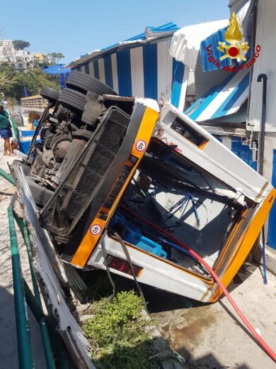 Capri, autobus precipita con 11 persone a bordo: 1 morto, oltre 10 feriti