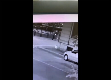 Voghera, ecco l’attimo in cui il 39enne colpisce Adriatici