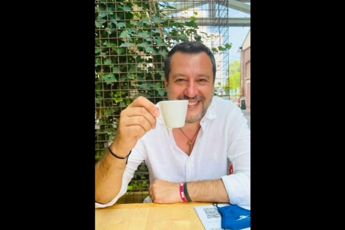 Galleria foto 'Salvini ha fatto il vaccino, sui social una foto con il Green Pass' - foto 1