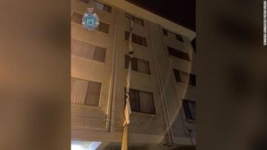 Evade dalla quarantena calandosi dalla finestra con le lenzuola legate