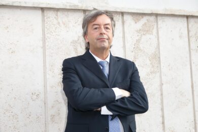 Burioni su twitter: “No vax chiusi a casa come sorci”. “Era ironico”