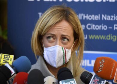 Giorgia Meloni si vaccina “ma senza foto”. Su Draghi e il ritorno di Arcuri…