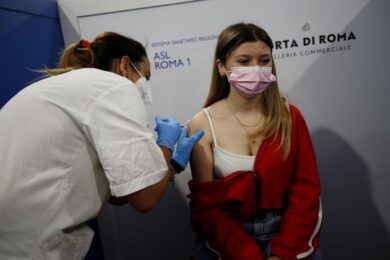 Iss, da febbraio 99 morti su 100 avevano dosi incomplete