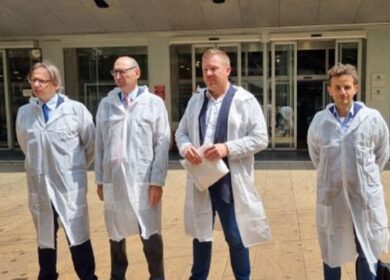 Camici, contestazione M5S. E anche il Pd evoca le dimissioni di Fontana