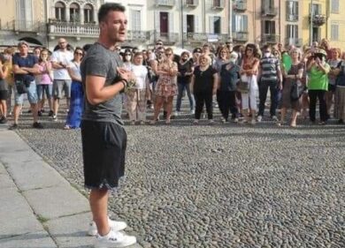 Figlio di un medico morto affronta i no vax in corteo a Lodi