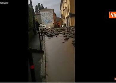 Alluvione sul Lago di Como, le strade diventano fiumi dopo il maltempo VIDEO