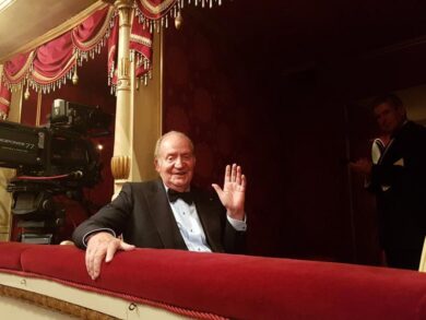 Spagna, l’ex re Juan Carlos querelato dall’amante: “Mi spia e minaccia”