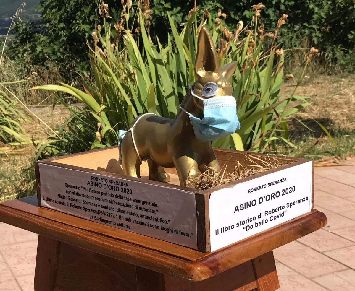 Galleria foto 'Asino d’oro, da Odifreddi al ministro Speranza: ministoria del premio' - foto 1