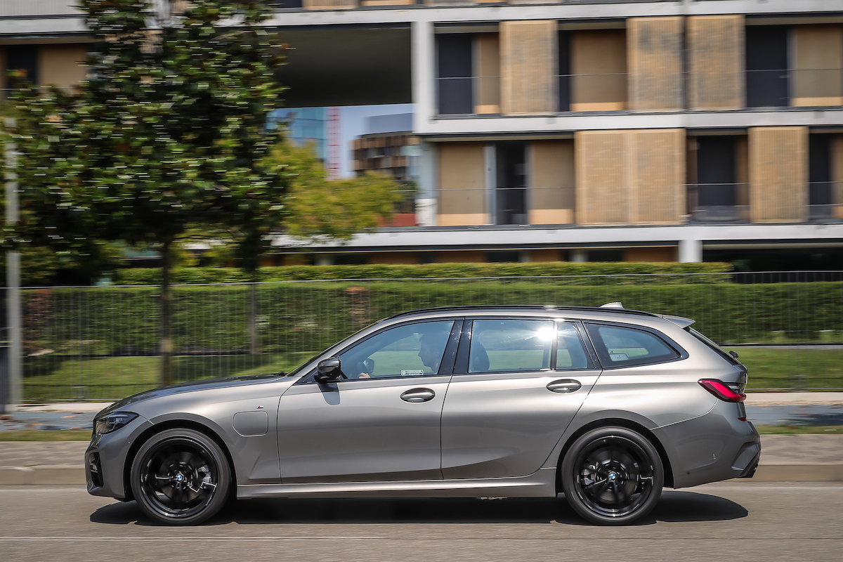BMW 320e Touring, la piccola ibrida plug-in della Serie 3