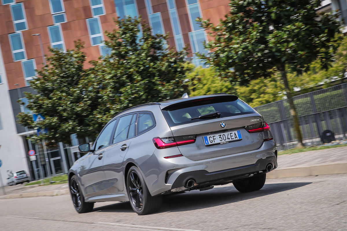 BMW 320e Touring, la piccola ibrida plug-in della Serie 3