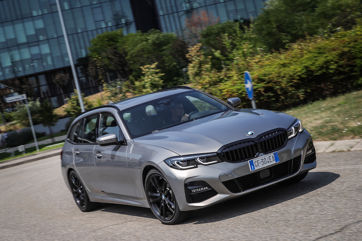 BMW 320e Touring, la piccola ibrida plug-in della Serie 3