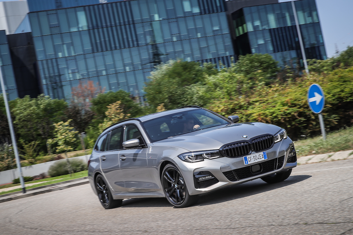 BMW 320e Touring, la piccola ibrida plug-in della Serie 3