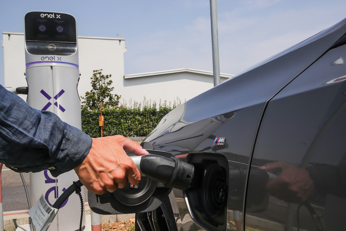 BMW 320e Touring, la piccola ibrida plug-in della Serie 3