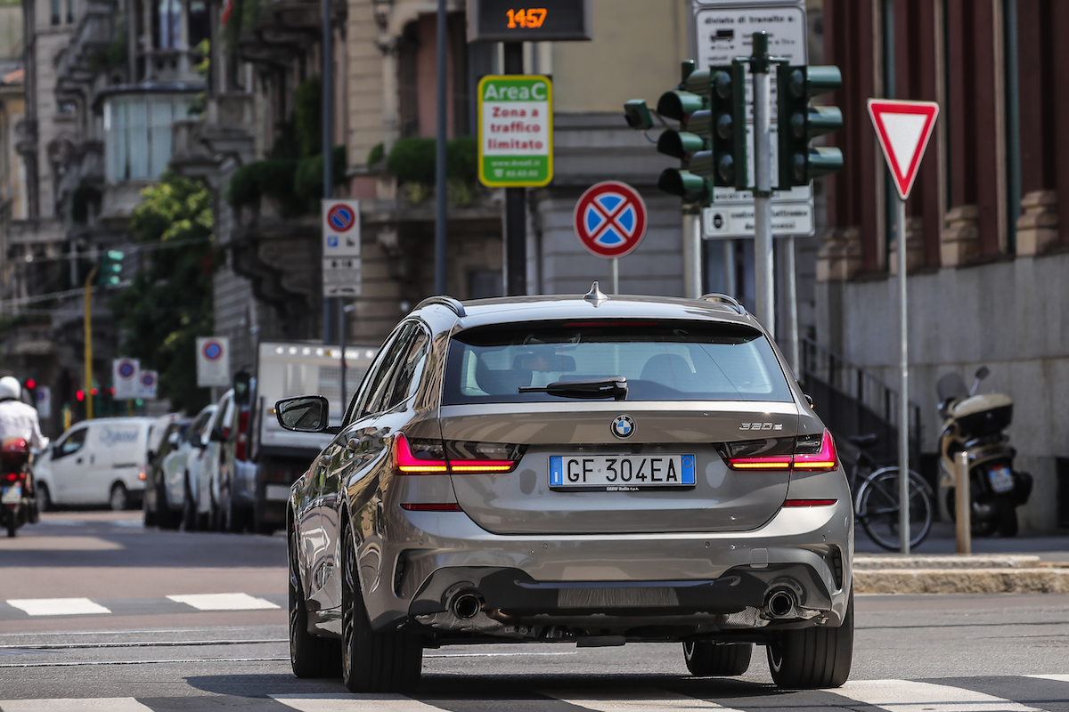 BMW 320e Touring, la piccola ibrida plug-in della Serie 3