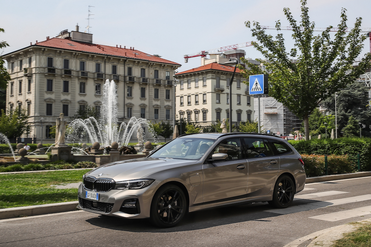 BMW 320e Touring, la piccola ibrida plug-in della Serie 3