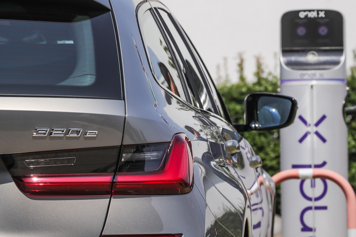 BMW 320e Touring, la piccola ibrida plug-in della Serie 3