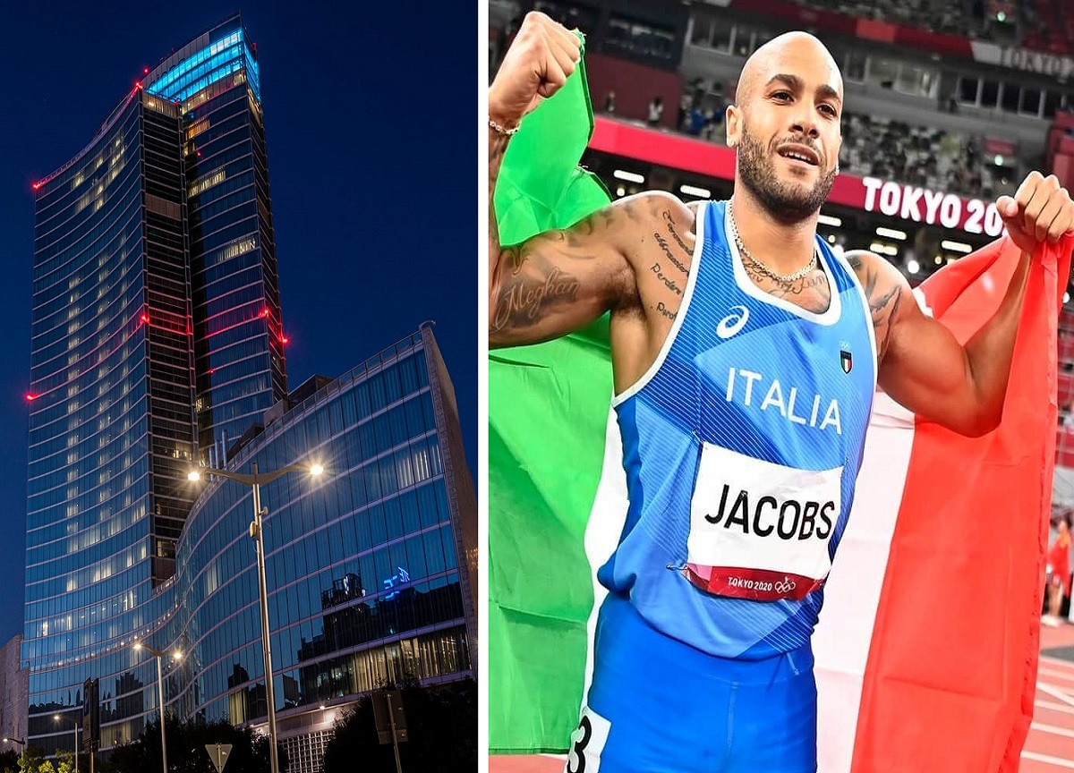 Jacobs, Palazzo Lombardia diventa azzurro. Polemica sull’esultanza di Fontana Jacobs, Palazzo Lombardia diventa azzurro. Polemica sull’esultanza di Fontana