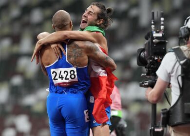 Jacobs e Tamberi ringraziano i compagni con un discorso in piedi sulla sedia