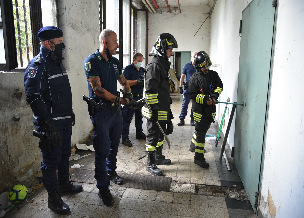 Milano, sgombero alla ex scuola di via Zama: c’erano sedici occupanti. FOTO Milano, sgombero alla ex scuola di via Zama: c’erano sedici occupanti. FOTO