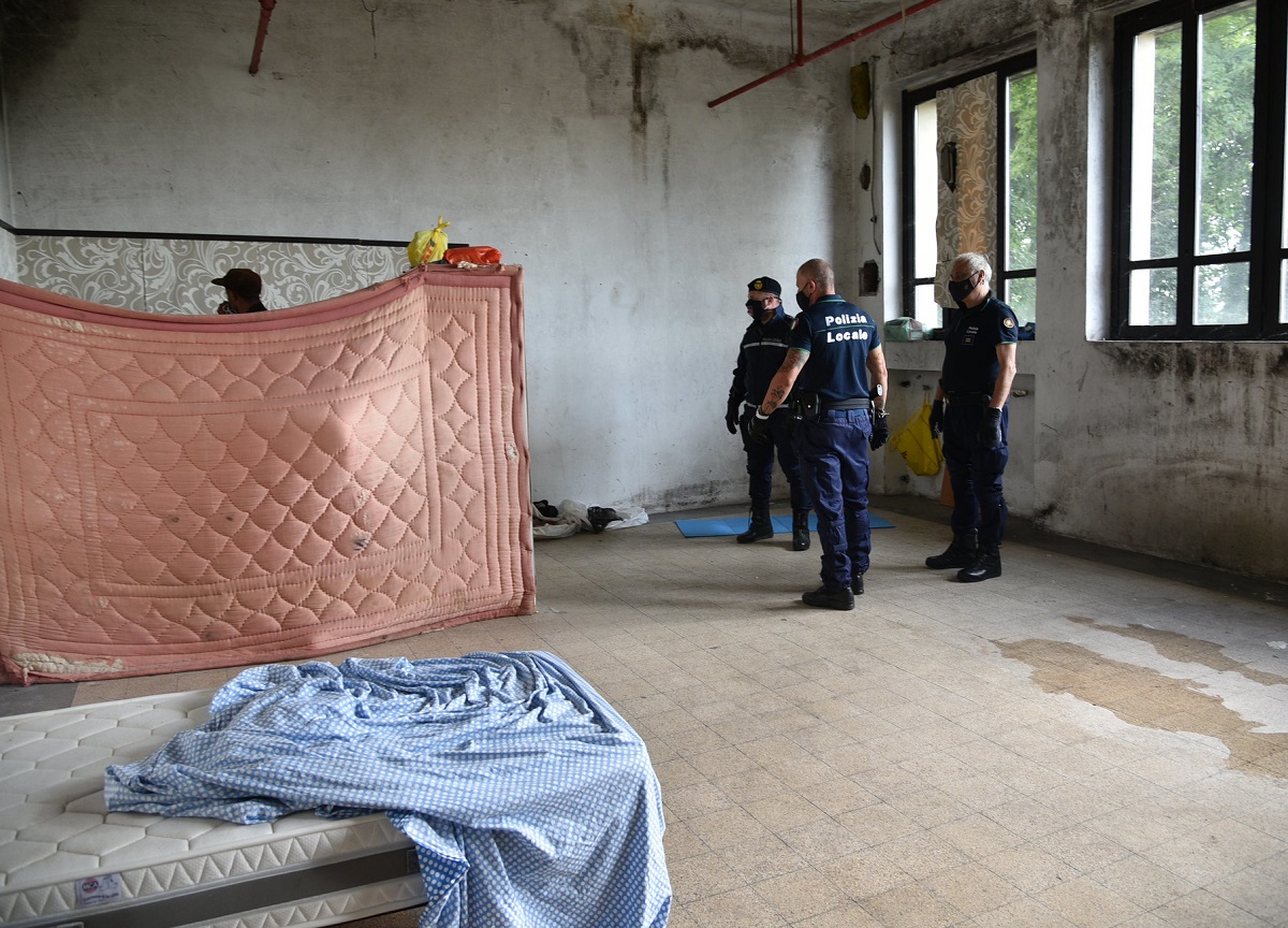 Milano, sgombero alla ex scuola di via Zama: c’erano sedici occupanti. FOTO Milano, sgombero alla ex scuola di via Zama: c’erano sedici occupanti. FOTO