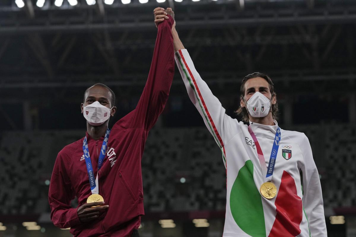 Tamberi-Barshim, l’emozionante gesto sul podio delle Olimpiadi di Tokyo 2020 Tamberi-Barshim, l’emozionante gesto sul podio delle Olimpiadi di Tokyo 2020