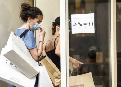 Milano, saldi estivi a gonfie vele: spesa media per famiglia 350-360 euro