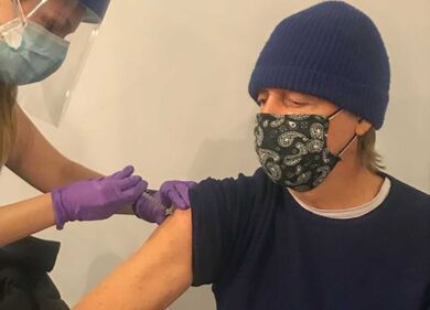 Covid, Paul McCartney si vaccina: “Fatelo anche voi, è cool”