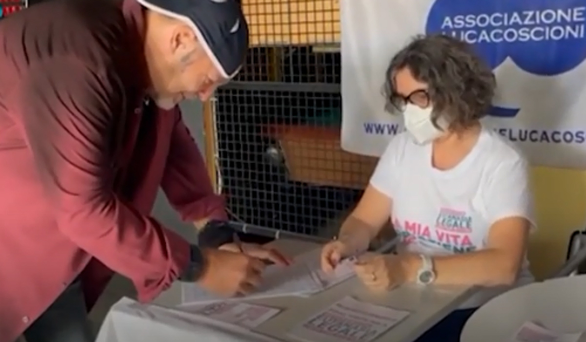 Vasco Rossi firma il referendum per l’eutanasia legale Vasco Rossi firma il referendum per l’eutanasia legale