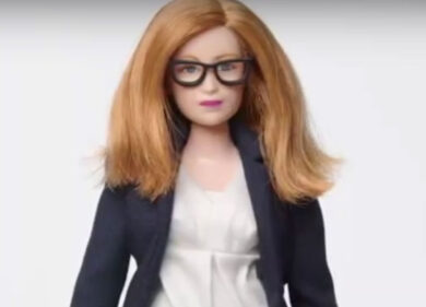 AstraZeneca, la creatrice Sarah Gilbert “diventa” una Barbie