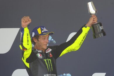 Valentino Rossi si ritira dalla MotoGp. Colpo di scena: ecco cosa farà nel 2022, la nuova sfida