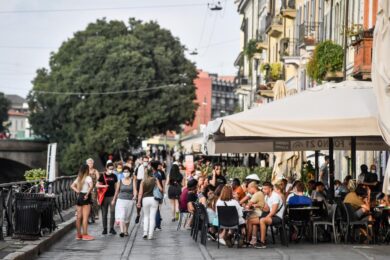 Milano, movida: vietato vendere cibo e bevande da asporto in vetro o lattine