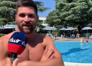 Green Pass, il campione di nuoto Orsi entra in piscina col certificato verde