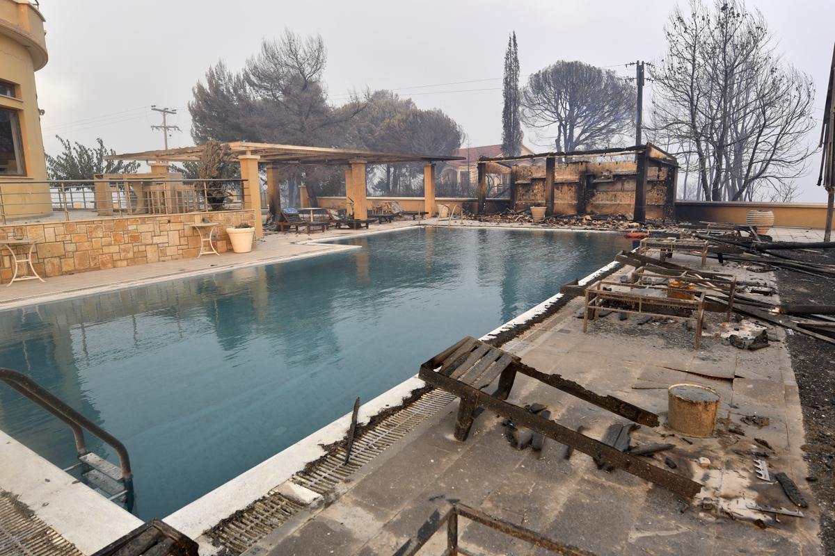 Grecia, incendi devastanti: turisti in fuga, feriti e cenere sull’Acropoli