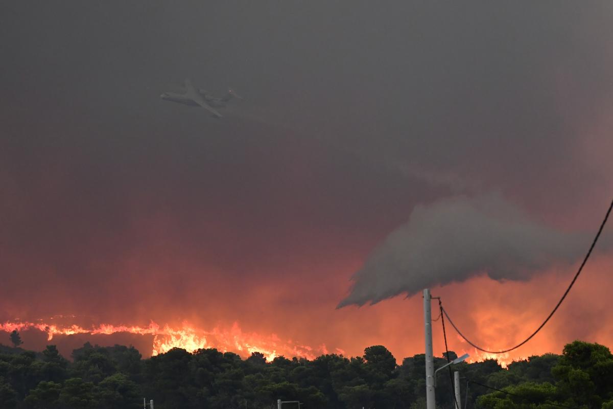 Grecia, incendi devastanti: turisti in fuga, feriti e cenere sull’Acropoli