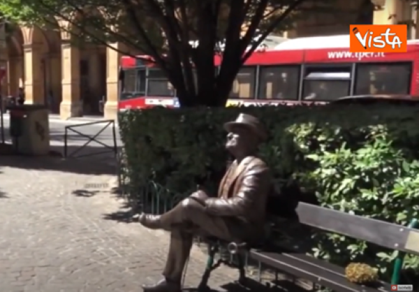 Lucio Dalla, statua danneggiata a Bologna. VIDEO