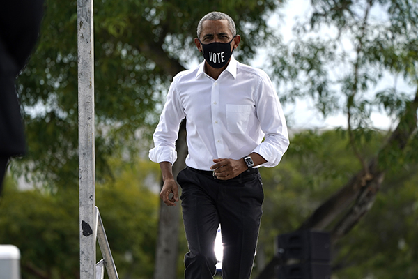Obama, la mega festa per i 60 anni. Le foto proibite finiscono sui social Obama, la mega festa per i 60 anni. Le foto proibite finiscono sui social